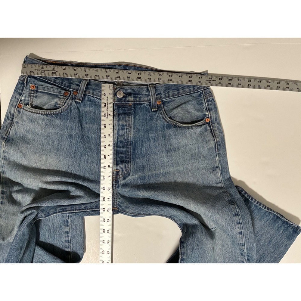 Levis 501 Original Fit Jeans Mens 36x29 Light Wash Blue Denim Button Fly - Picture 6 of 8